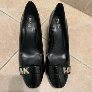 Michael Kors Jilly Flex Pumps with Gold Logo
Size 10
